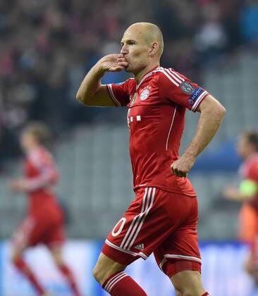 FUSSBALL CHAMPIONS LEAGUE VIERTELFINALE SAISON 2013 2014 FC Bayern München - Manchester United FC 09.04.2014 Arjen Robben (FC Bayern München) jubelt nach dem 3:1 und kuesst seinen Ehering 