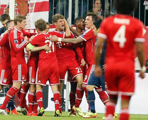 Thomas MÜLLER , FCB Torjubel, Jubel nach dem Tor zum 2-1 mit Mario MANDZUKIC, FCB 9 , Philipp Lahm (FCB 21) , Jubel, Freude, Emotionen, Feiern, Lachen, jubelt, freuen, reisst die Arme hoch, ballt die Faust, Toni KROOS, FCB 39 , David ALABA, FCB 27 , FC BAYERN MÜNCHEN - MANCHESTER UNITED Fussball UEFA Champions League, Viertelfinale, , Fussball UEFA Champions League München, 09.04.2014 CL Saison 2013 2014, FCB, München