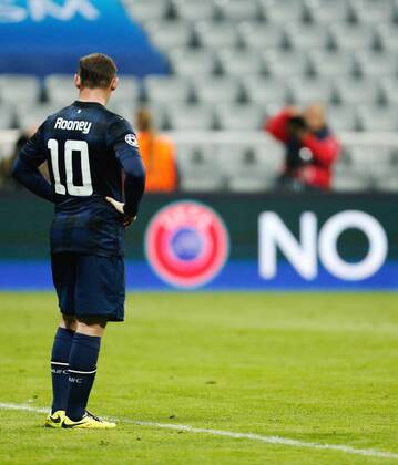 Wayne ROONEY, MANU 10 Emotionen, enttäuscht, Enttäuschung, Frust, frustriert, Trauer ,traurig, verzweifelt, Verzweiflung vor der Bande mit der Aufschrift NO beim Ausscheiden FC BAYERN MÜNCHEN - MANCHESTER UNITED Fussball UEFA Champions League, Viertelfinale, , Fussball UEFA Champions League München, 09.04.2014 CL Saison 2013 2014, FCB, München