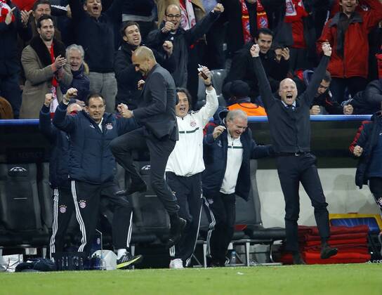 Jubel Trainer Josep Pep Guardiola (Bayern, mitte). Rechts Sportdirektor Matthias Sammer (Bayern) . FC Bayern München-Manchester United . München, GER, 09.04.2014 , Viertelfinale Fussball-Champions League 2013-2014 .