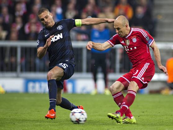 Nemanja Vidic (ManU), Arjen Robben (FCB), Torschuß 09.04.2014, München, FC Bayern München vs. Manchester United FC