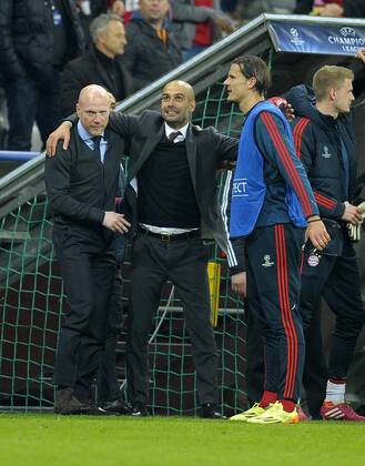 09.04.2014, Fussball Champions League 2013 2014, Viertelfinale, Rückspiel, FC Bayern München - Manchester United, in der Allianz-Arena München. v.l. Sportdirektor Matthias Sammer (Bayern München) , Trainer Pep Guardiola (Bayern München) und Daniel van Buyten (München) liegen sich nach dem Spiel in den Armen. 
