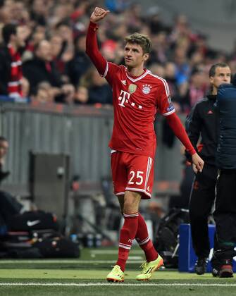 FUSSBALL CHAMPIONS LEAGUE VIERTELFINALE SAISON 2013 2014 FC Bayern München - Manchester United FC 09.04.2014 Thomas Müller (FC Bayern München) gruesst nach seiner Auswechslung Richtung Tribüne 