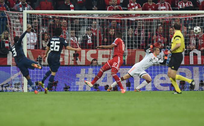 FUSSBALL CHAMPIONS LEAGUE VIERTELFINALE SAISON 2013 2014 FC Bayern München - Manchester United FC 09.04.2014 Kurzer Schreck: Patrice Evra (li, Manchester United FC) erzielt das zwischenzeitliche 0:1 