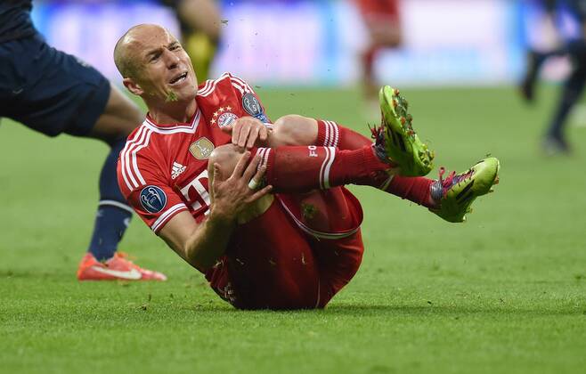 FUSSBALL CHAMPIONS LEAGUE VIERTELFINALE SAISON 2013 2014 FC Bayern München - Manchester United FC 09.04.2014 Arjen Robben (FC Bayern München) hault sich das Knie 
