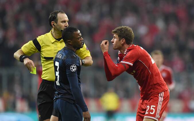 FUSSBALL CHAMPIONS LEAGUE VIERTELFINALE SAISON 2013 2014 FC Bayern München - Manchester United FC 09.04.2014 Thomas Müller (re, FC Bayern München) fordert bei Schiedsrichter Jonas Eriksson (li) eine harte Strafe für Patrice Evra (Mitte, Manchester United FC) 