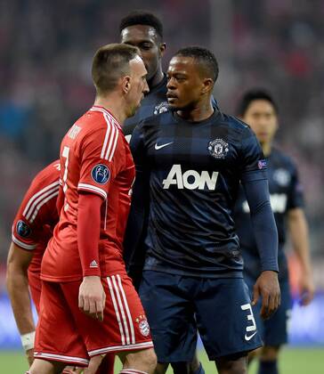 FUSSBALL CHAMPIONS LEAGUE VIERTELFINALE SAISON 2013 2014 FC Bayern München - Manchester United FC 09.04.2014 Franck Ribery (li, FC Bayern München) und Patrice Evra (re, Manchester United FC) sagen sich ihre Meinung 