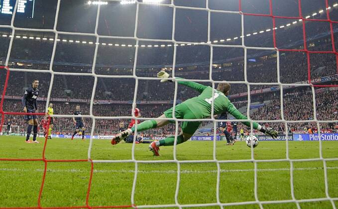 Arjen ROBBEN, FCB 10 Torschuss, schiesst das Tor zum 3-1 FC BAYERN MÜNCHEN - MANCHESTER UNITED Fussball UEFA Champions League, Viertelfinale, , Fussball UEFA Champions League, Achtelfinale, München, 09.04.2014 CL Saison 2013 2014, FCB, München