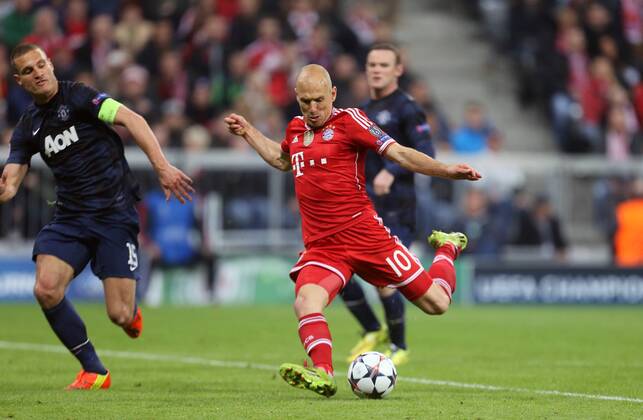 Arjen Robben (FC Bayern), zieht ab zum 3:1, links Nemanja Vidic (ManU), rechts hinten Wayne Rooney (ManU), FC Bayern München vs Manchester United Champions League, Halbfinale, 2013 2014, Fussball, Fussball, soccer, Herren, Deutschland, Germany, München, 9.4.2013 Allianz Arena