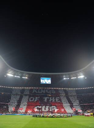 FUSSBALL CHAMPIONS LEAGUE VIERTELFINALE SAISON 2013 2014 FC Bayern München 09.04.2014 FC Bayern Fans zeigen eine Choreografie mit der Aufschrift KINGS OF THE CUP 