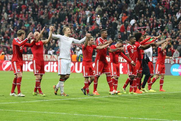 Die Mannschaft verabschiedet sich von den Fans FC Bayern München vs. Manchester United, Fussball, Champions League, 09.04.2014 EP_ckt
