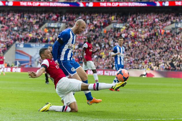 12.04.2014. London, England. Arsenal forward Alex OXLADE-CHAMBERLAIN gets a cross in despite the tackle of Wigan& x2019;s Stephen CRAINEY during the FA Cup Semi-Final between Wigan Athletic and Arsenal from Wembley Stadium. xCraigxMercerx  ActionPlus20373522