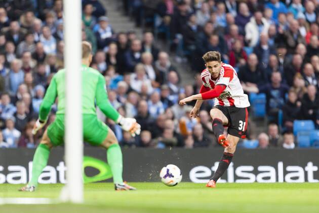 16.04.2014. Manchester, England. Fabio Borini shoots wide during the Premier League game between Manchester City and Sunderland from the Etihad Stadium. xPaulxThompsonx  ActionPlus20390318