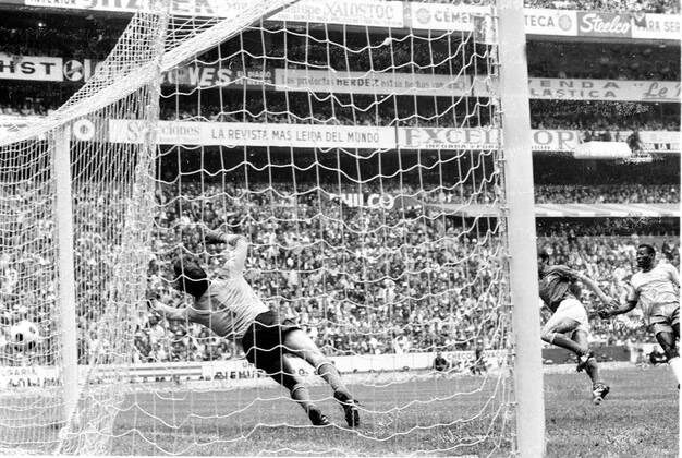 Fussball Weltmeisterschaft 1970: Finale: Brasilien-Italien(4:1) 21.06.1970. 1. Tor durch Pele (ganz rechts), Enrico Albertosi im Tor HM