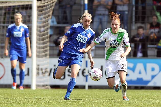 Fussball, Frauen Champions-League, 1. FFC Turbine Potsdam - VfL Wolfsburg, v.li.: Pauline Bremer (1. FFC Turbine Potsdam) im Zweikampf, Duell, duel, tackle mit Verena Faißt (VfL Wolfsburg) xfsx