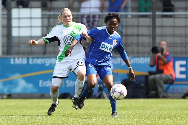 Fussball, Frauen Champions-League, 1. FFC Turbine Potsdam - VfL Wolfsburg, v.li.: Stephanie Bunte (VfL Wolfsburg) im Zweikampf, Duell, duel, tackle mit Genoveva Anonma (1. FFC Turbine Potsdam) xfsx
