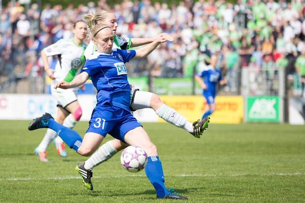 Fussball, Frauen Champions-League, 1. FFC Turbine Potsdam - VfL Wolfsburg, v.li.: Stephanie Bunte (VfL Wolfsburg),Pauline Bremer (1.FFC Turbine Potsdam) xjfx