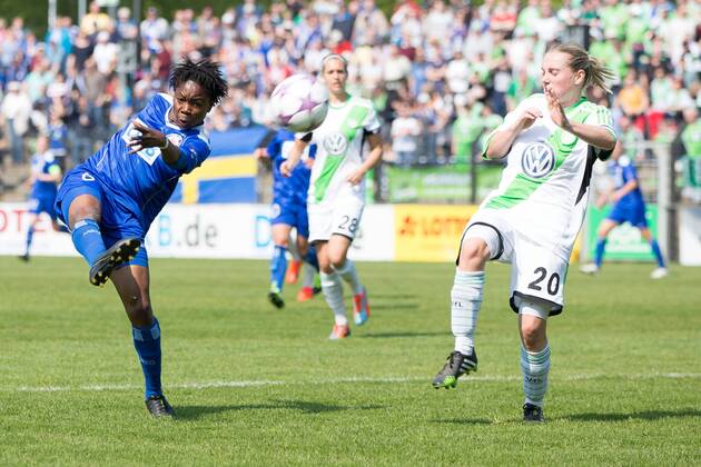 Fussball, Frauen Champions-League, 1. FFC Turbine Potsdam - VfL Wolfsburg, v.li.: Genoveva Anonma (1.FFC Turbine Potsdam),Stephanie Bunte (VfL Wolfsburg) xjfx