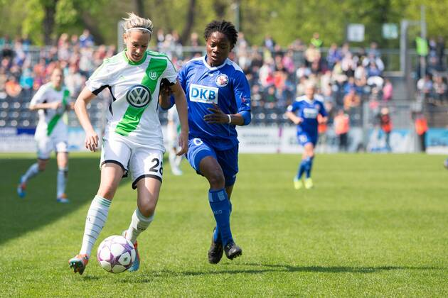 Fussball, Frauen Champions-League, 1. FFC Turbine Potsdam - VfL Wolfsburg, v.li.: Lena Goeßling (VfL Wolfsburg),Genoveva Anonma (1.FFC Turbine Potsdam) xjfx