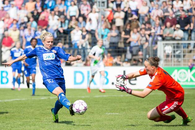 Fussball, Frauen Champions-League, 1. FFC Turbine Potsdam - VfL Wolfsburg, v.li.: Torversuch von Julia Simic (1.FFC Turbine Potsdam),Almuth Schult (VfL Wolfsburg) xjfx