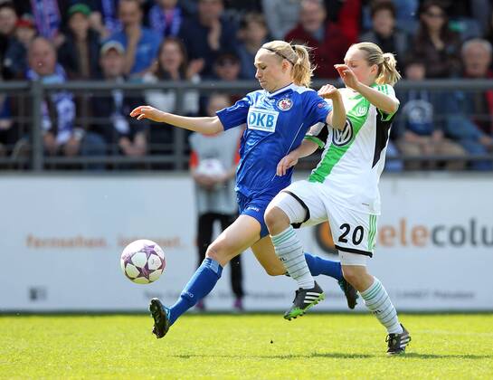 Fussball, Frauen Champions-League, 1. FFC Turbine Potsdam - VfL Wolfsburg, v.li.: Pauline Bremer (1. FFC Turbine Potsdam), Stephanie Bunte (VfL Wolfsburg), im Zweikampf, Duell, duel, tackle, Aktion, Action xmrx