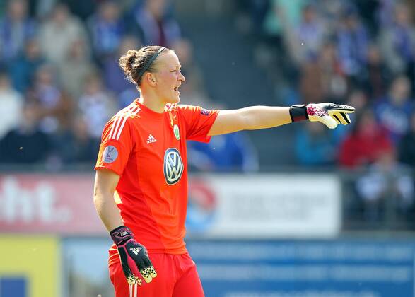 Fussball, Frauen Champions-League, 1. FFC Turbine Potsdam - VfL Wolfsburg, v.li.: Almuth Schult (VfL Wolfsburg) gibt Anweisungen, gestikuliert, mit den Armen gestikulieren, gives instructions, gesticulate xmrx