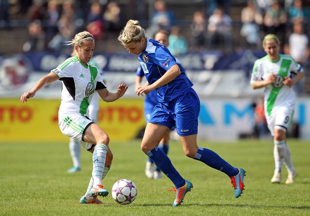 Fussball, Frauen Champions-League, 1. FFC Turbine Potsdam - VfL Wolfsburg, v.li.: Lena Goeßling (VfL Wolfsburg), Ada Hegerberg (1. FFC Turbine Potsdam), im Zweikampf, Duell, duel, tackle, Aktion, Action xmrx