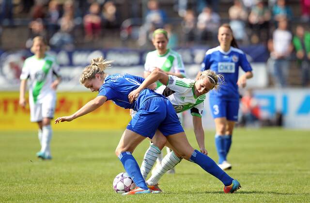 Fussball, Frauen Champions-League, 1. FFC Turbine Potsdam - VfL Wolfsburg, v.li.: Ada Hegerberg (1. FFC Turbine Potsdam), Lena Goeßling (VfL Wolfsburg), im Zweikampf, Duell, duel, tackle, Aktion, Action xmrx
