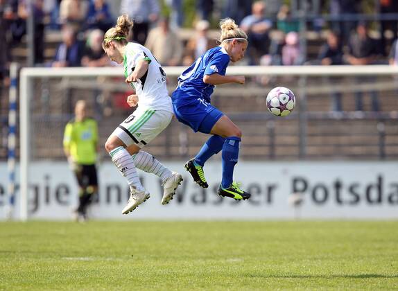 Fussball, Frauen Champions-League, 1. FFC Turbine Potsdam - VfL Wolfsburg, v.li.: Anna Blässe (VfL Wolfsburg), Julia Simic (1. FFC Turbine Potsdam), im Zweikampf, Duell, duel, tackle, Aktion, Action xmrx