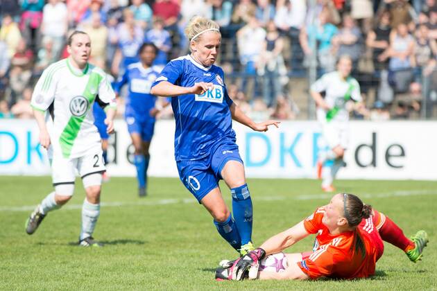 Fussball, Frauen Champions-League, 1. FFC Turbine Potsdam - VfL Wolfsburg, v.li.: Julia Simic (1.FFC Turbine Potsdam),Almuth Schult (VfL Wolfsburg) xjfx