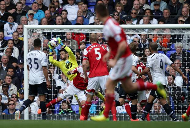 Tottenham Hotspur v FC Fulham . . London, UK . . 19.04.2014 Hugo Lloris (TH) makes a save. 