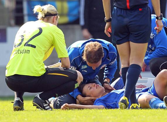 Fussball, Frauen Champions-League, 1. FFC Turbine Potsdam - VfL Wolfsburg, v.li.: Lia Wälti (1. FFC Turbine Potsdam) verletzt, Verletzung, injured, sporting injury, mit Schmerzen nach einem Foul, racked with pain xmrx