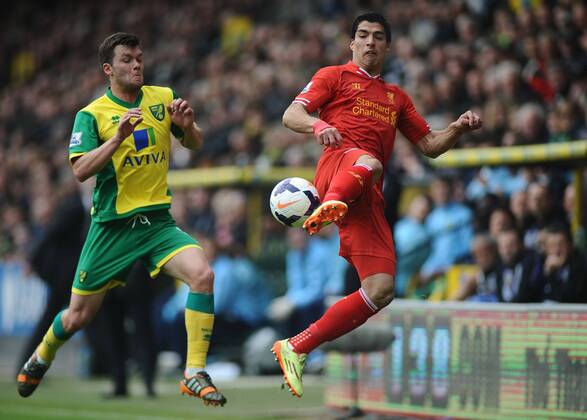 Football - 2013 2014 Premier League - Norwich City vs. Liverpool Liverpool s Luis Suarez and Norwich s Jonny Howson at Carrow Road. Colorsport Andrew Cowie 