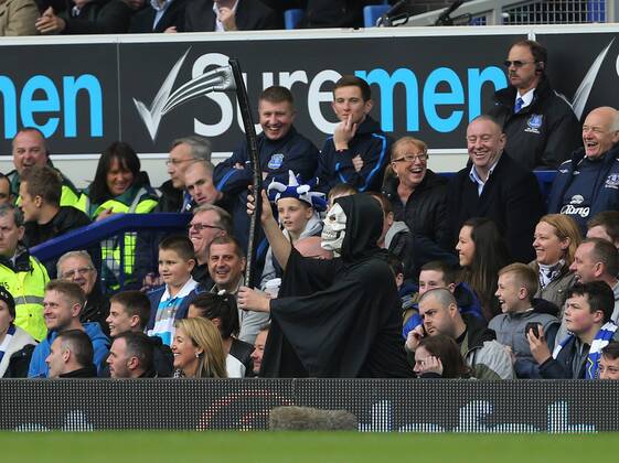 A fan dressed as the grim reaper barracks Manchester United s Davids Moyes Everton vs Manchester United- Barclays Premier League - Goodison Park - Liverpool - England - 20 04 2014 - EDITORIAL USE ONLY. No use with unauthorised audio, video, data, fixture lists, club league logos or live services. Online in-match use limited to 120 images, no video emulation. No use in betting, games or single club league player publications.