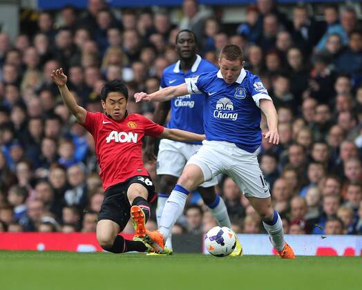 Everton s James McCarthy tussles with Shinji Kagawa of Manchester United Everton vs Manchester United- Barclays Premier League - Goodison Park - Liverpool - England - 20 04 2014 - EDITORIAL USE ONLY. No use with unauthorised audio, video, data, fixture lists, club league logos or live services. Online in-match use limited to 120 images, no video emulation. No use in betting, games or single club league player publications.