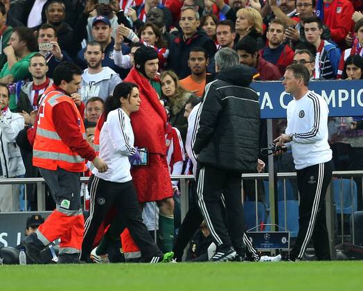 Chelsea s Petr Cech goes off injured after hurting his arm Athletico Madrid vs FC Chelsea - Champions League, Semi Final, First leg - Vicente Calderon Stadium - 22 04 2014 - EDITORIAL USE ONLY. No use with unauthorised audio, video, data, fixture lists, club league logos or live services. Online in-match use limited to 120 images, no video emulation. No use in betting, games or single club league player publications.