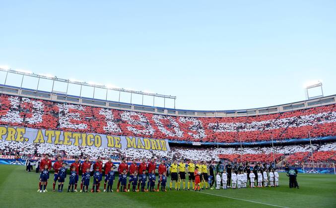 FUSSBALL CHAMPIONS LEAGUE HALBFINALE HINSPIEL SAISON 2013 2014 Atletico Madrid - FC Chelsea London 22.04.2014 Die Mannschaften nehmen im Estadio Vicente Calderon vor einer Fanchoreografie Aufstellung 