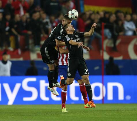 Athletico Madrid s Diego Costa tussles with Chelsea s Gary Cahill and Cesar Azpilicueta Athletico Madrid vs Chelsea - Champions League, Semi Final, First leg - Vicente Calderon Stadium - 22 04 2014 - Pic David Klein Sportimage EDITORIAL USE ONLY. No use with unauthorised audio, video, data, fixture lists, club league logos or live services. Online in-match use limited to 120 images, no video emulation. No use in betting, games or single club league player publications.