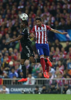 Athletico Madrid s Raul Garcia tussles with Chelsea s John Obi Mikel Athletico Madrid vs Chelsea - Champions League, Semi Final, First leg - Vicente Calderon Stadium - 22 04 2014 - Pic David Klein Sportimage EDITORIAL USE ONLY. No use with unauthorised audio, video, data, fixture lists, club league logos or live services. Online in-match use limited to 120 images, no video emulation. No use in betting, games or single club league player publications.