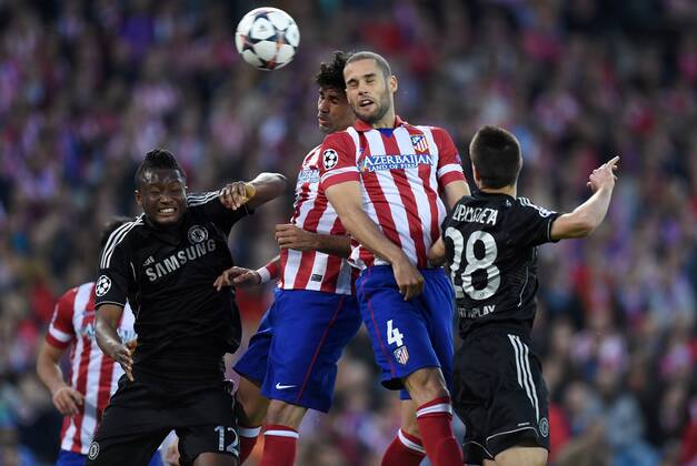 FUSSBALL CHAMPIONS LEAGUE HALBFINAL HINSPIEL SAISON 2013 2014 Atletico Madrid - FC Chelsea 22.04.2014 John Mikel Obi (li) und Cesar Azpilicueta (re, beide FC Chelsea) gegen Diego Costa (2v.l.) und Mario Suarez (3.vl, alle Atletico Madrid) 