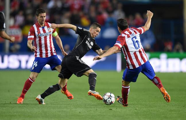 FUSSBALL CHAMPIONS LEAGUE HALBFINAL HINSPIEL SAISON 2013 2014 Atletico Madrid - FC Chelsea 22.04.2014 Gabi (li) und Koke (re, beide Atletico Madrid) gegen Fernando Torres (Mitte, FC Chelsea) 