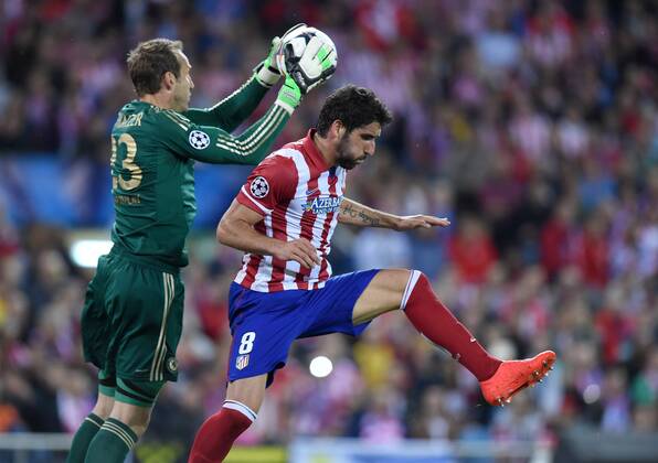 FUSSBALL CHAMPIONS LEAGUE HALBFINAL HINSPIEL SAISON 2013 2014 Atletico Madrid - FC Chelsea 22.04.2014 Torwart Mark Schwarzer (FC Chelsea) rettet vor Raul Garcia (re, Atletico Madrid) 