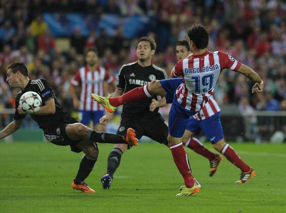 Atletico de Madrid Forward, number 19 DIEGO COSTA - Diego da Silva Costa (24), Chelsea FC Defender, number 28 AZPILICUETA - Cesar Azpilicueta (23) during round Semifinal of the Champions League league, soccer match between Atletico de Madrid - Chelsea FC London at the Vicente Calderon estadium, Madrid - Spain by April 22, 2014. . 