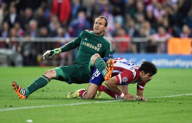 FUSSBALL CHAMPIONS LEAGUE HALBFINAL HINSPIEL SAISON 2013 2014 Atletico Madrid - FC Chelsea 22.04.2014 Torwart Mark Schwarzer (li, FC Chelsea) gegen Diego Costa (re, Atletico Madrid) 