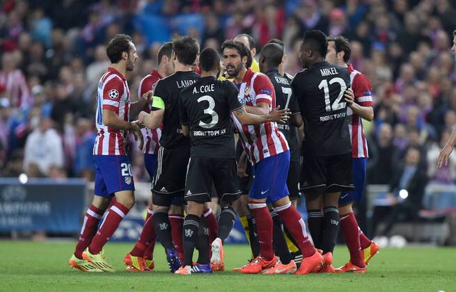 FUSSBALL CHAMPIONS LEAGUE HALBFINAL HINSPIEL SAISON 2013 2014 Atletico Madrid - FC Chelsea 22.04.2014 Die Spieler beider Mannschaften bilden ein munteres Rudel. 
