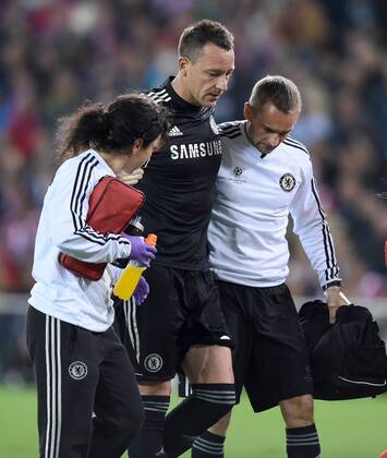 FUSSBALL CHAMPIONS LEAGUE HALBFINAL HINSPIEL SAISON 2013 2014 Atletico Madrid - FC Chelsea 22.04.2014 John Terry (FC Chelsea) muss behandelt werden 