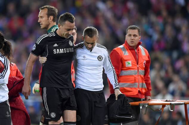 FUSSBALL CHAMPIONS LEAGUE HALBFINAL HINSPIEL SAISON 2013 2014 Atletico Madrid - FC Chelsea 22.04.2014 John Terry (FC Chelsea) muss behandelt werden 