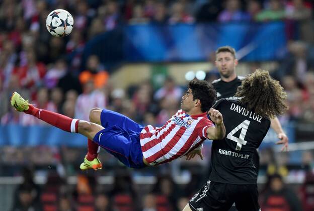 FUSSBALL CHAMPIONS LEAGUE HALBFINAL HINSPIEL SAISON 2013 2014 Atletico Madrid - FC Chelsea 22.04.2014 Diego Costa (li, Atletico Madrid) per Fallrückzieher gegen David Luiz (re, FC Chelsea) 