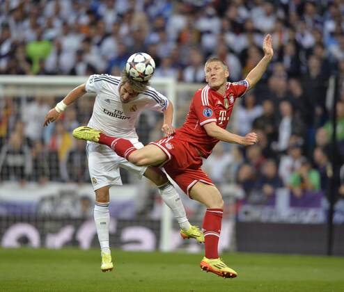 23.04.2014, Fussball Champions League 2013 2014, Halbfinale, Hinspiel, Real Madrid - FC Bayern München, im Santiago Bernabeu Stadion in Madrid, Spanien. von links: Fabio Coentrao (Real Madrid) gegen Bastian Schweinsteiger (München). 