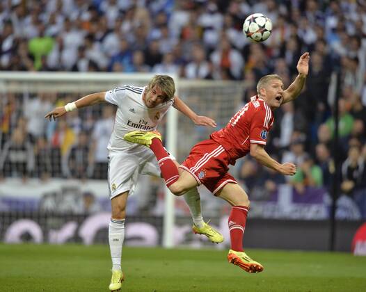 23.04.2014, Fussball Champions League 2013 2014, Halbfinale, Hinspiel, Real Madrid - FC Bayern München, im Santiago Bernabeu Stadion in Madrid, Spanien. von links: Fabio Coentrao (Real Madrid) gegen Bastian Schweinsteiger (München). 